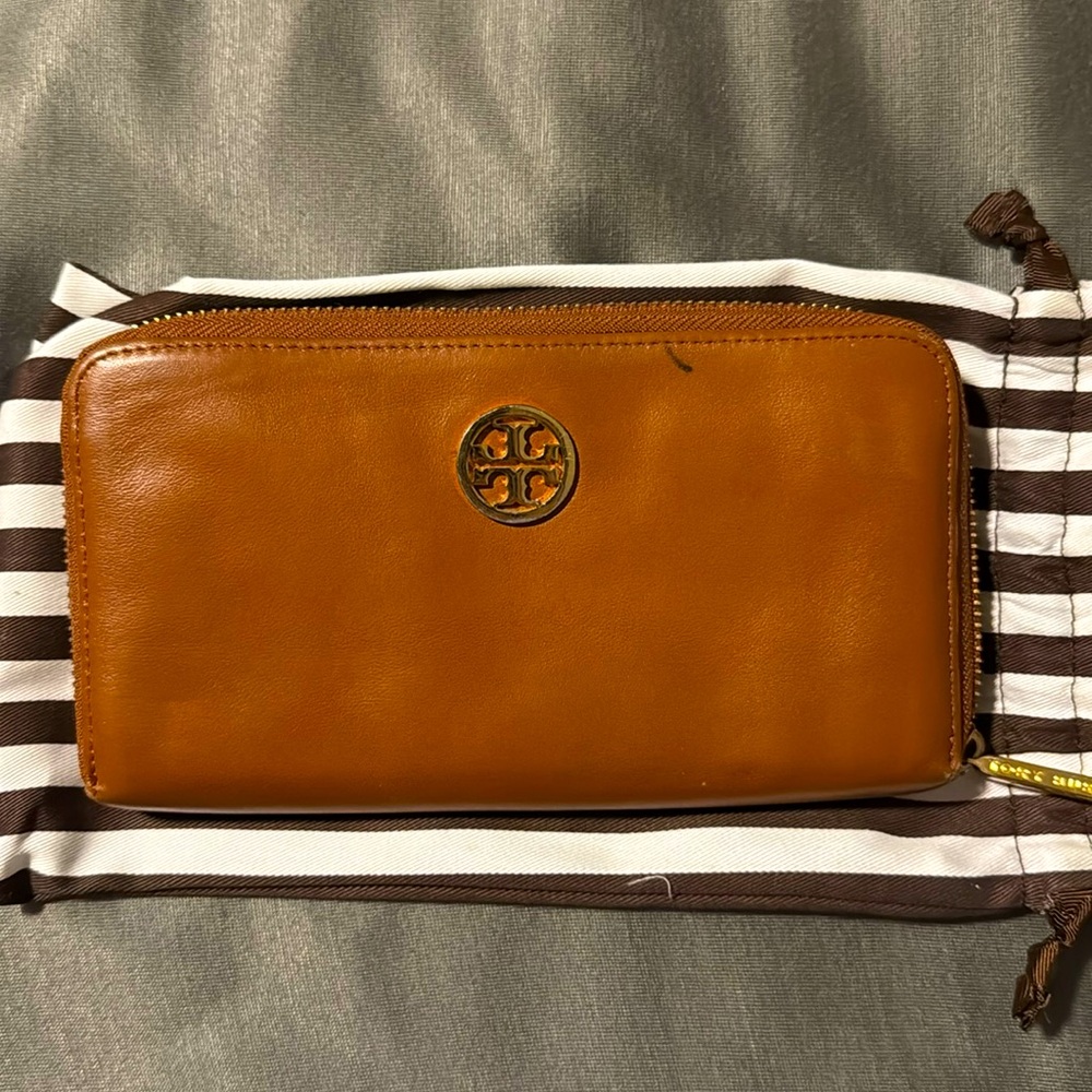Tory Burch tan wallet